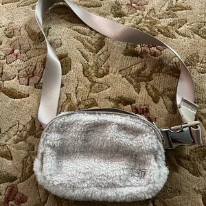 Lululemon Fur Beltbag (white)